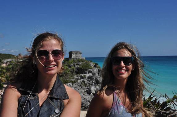 Visitando as ruínas mayas de Tulum, em frente ao mar do Caribe, no México